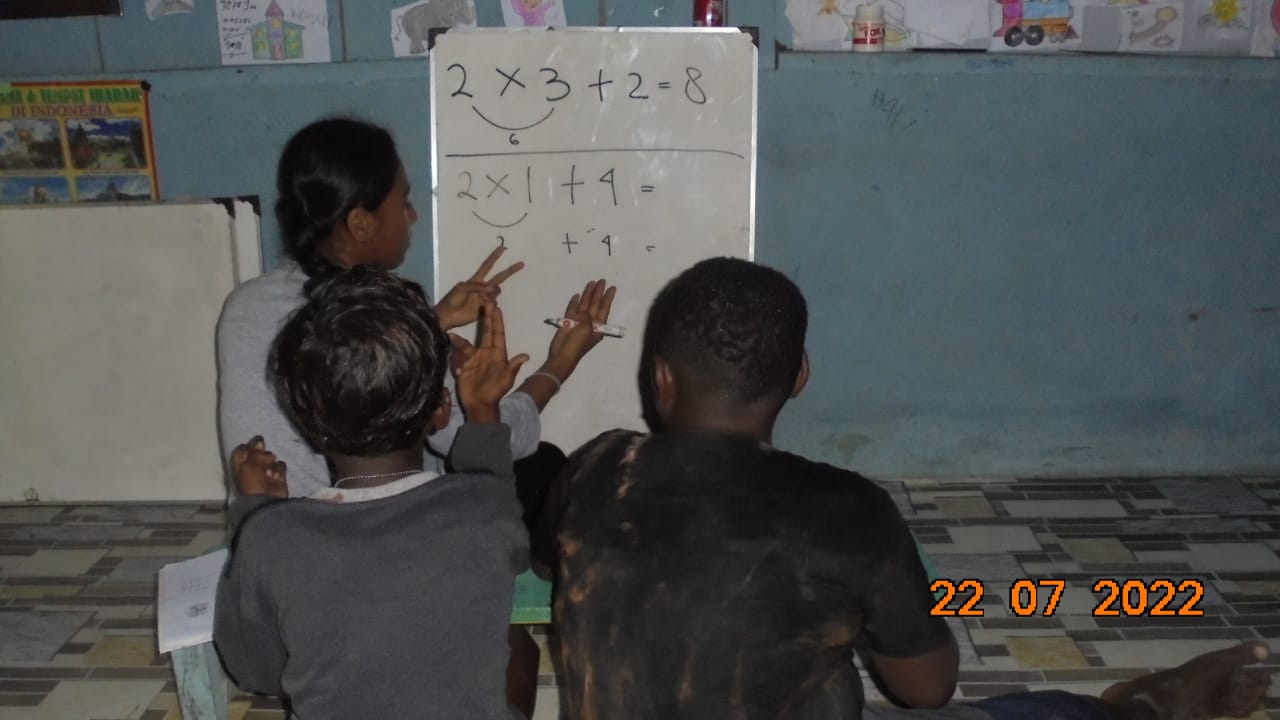 A UNIPA community worker taught local students basic math at Weyaf village © S4C LPPM UNIPA/Yana Rumbrawer