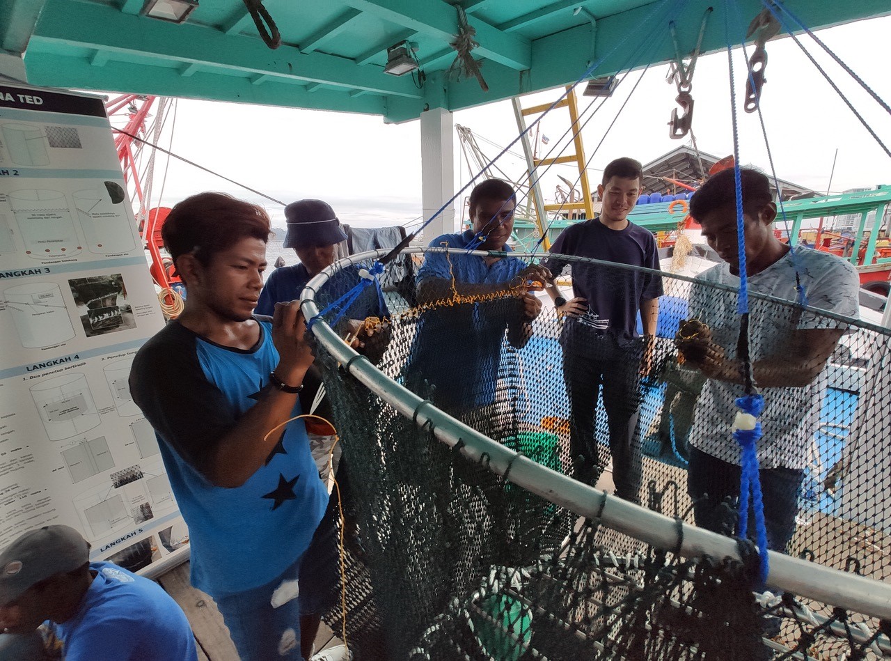 Fishers learning how to build their own TED as part of building capacity amongst the local fishing community © Marine Research Foundation