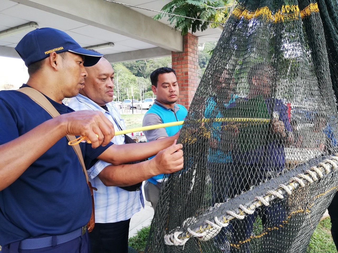 TED inspection by the Department of Fisheries Malaysia officers before the start of monsoon shrimp season in TED-compliant States © Marine Research Foundation