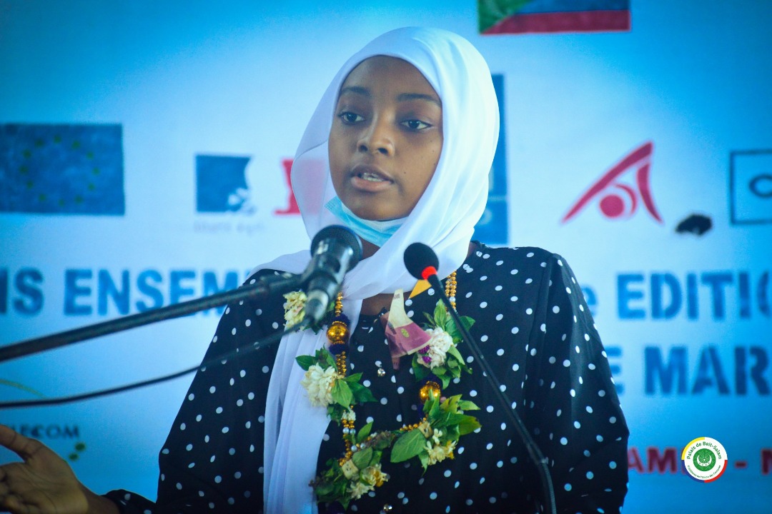 Young Ambassador of ADSEI delivering poem on baby turtle © Présidence Beit-Salam