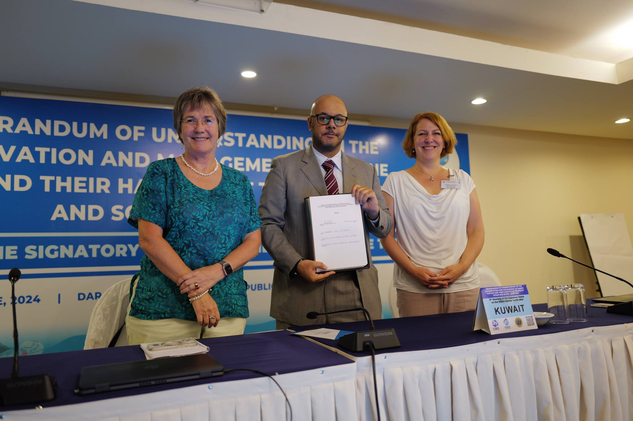 Dr. Abdullah Al-Zaidan, Environment Public Authority of the State of Kuwait, with Melanie Virtue (left) and Heidi Frisch-Nwakanma (right), Secretariat © S. Boolayan