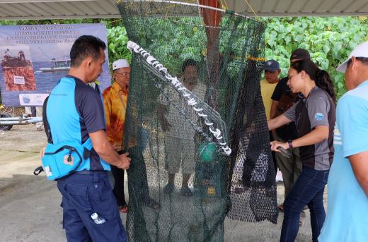 Introduction to TED to the local fishing communities by MRF & Department of Fisheries Officers © Marine Research Foundation